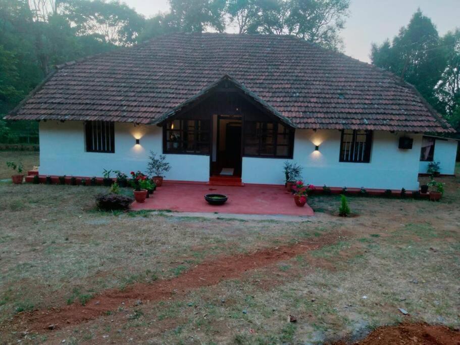 A Quaint Cottage With Rajah'S Seat View. Мадикери Экстерьер фото